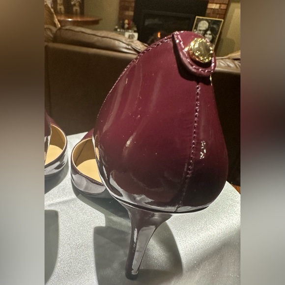 MICHAEL KORS MAROON PATENT LEATHER PUMPS SZ 8 LIKE NEW CONDITION - Picture 6 of 12